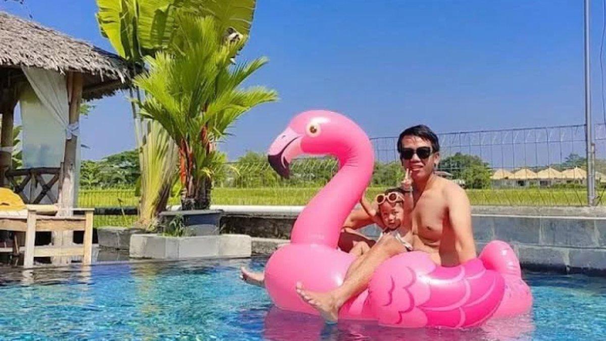 OBYEK WISATA KLATEN: Pengunjung sedang menikmati waktu bersama di atas pelampung berbentuk flamingo berwarna pink yang disediakan di Pesona Alam Tirta Klaten
