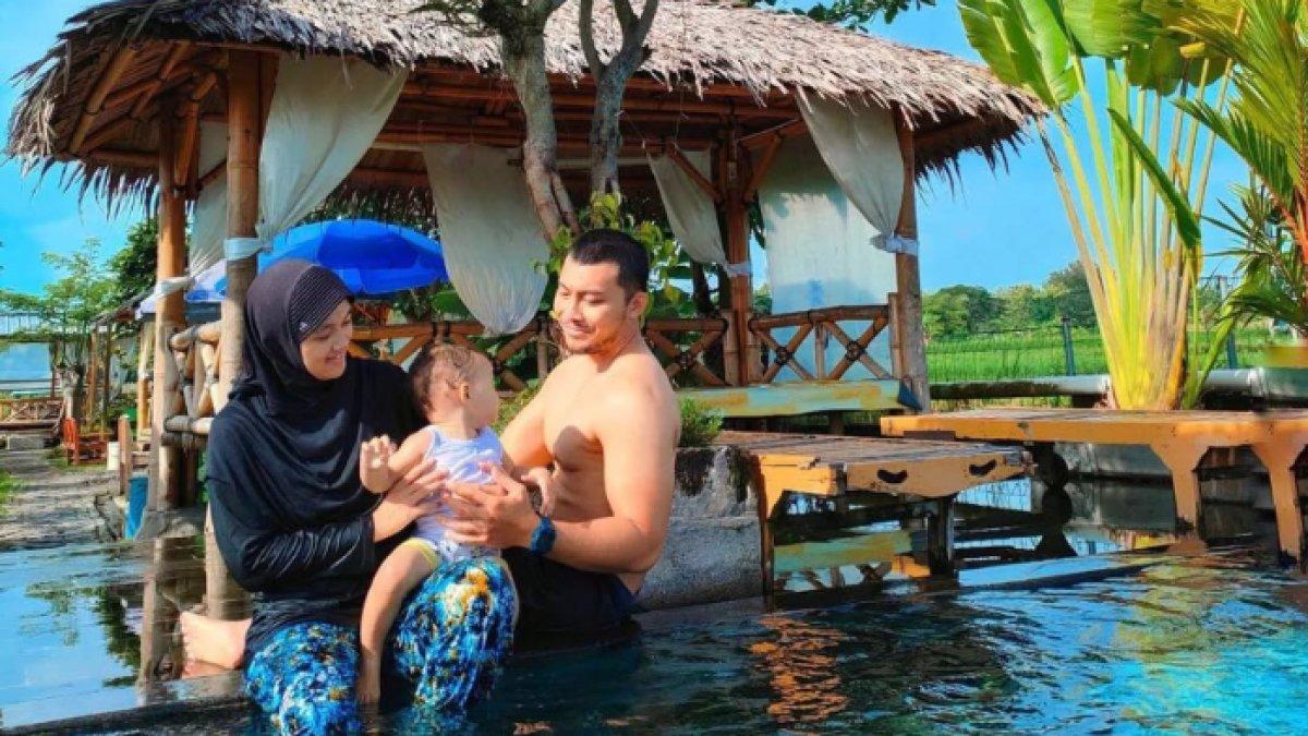 OBYEK WISATA KLATEN: Suasana hangat dan menyenangkan di Kolam Renang Pesona Alam Tirta Klaten, pengunjung sedang menikmati waktu bersama di tepi kolam