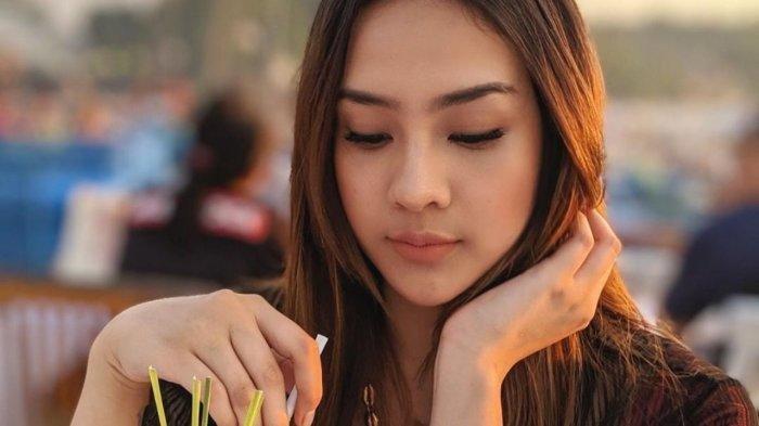 Pesona kecantikan artis Anya Geraldine.