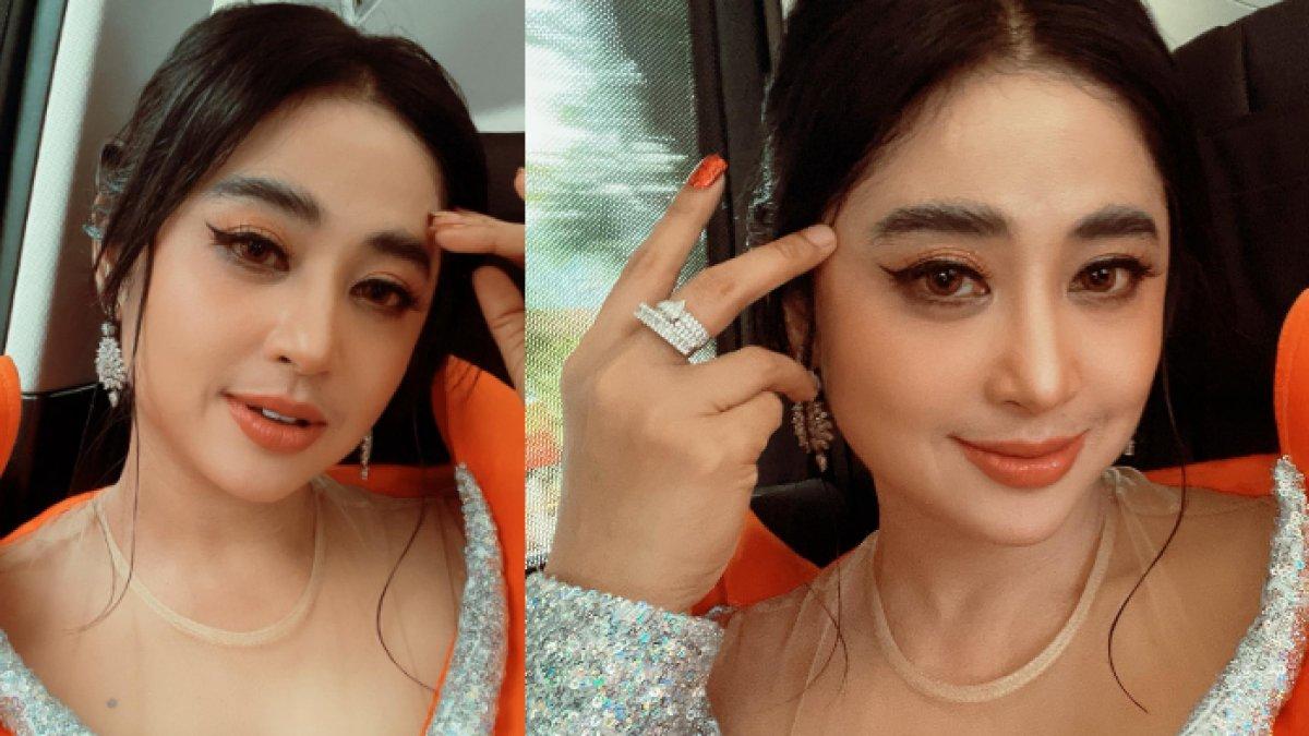 Pesona kecantikan Dewi Perssik.