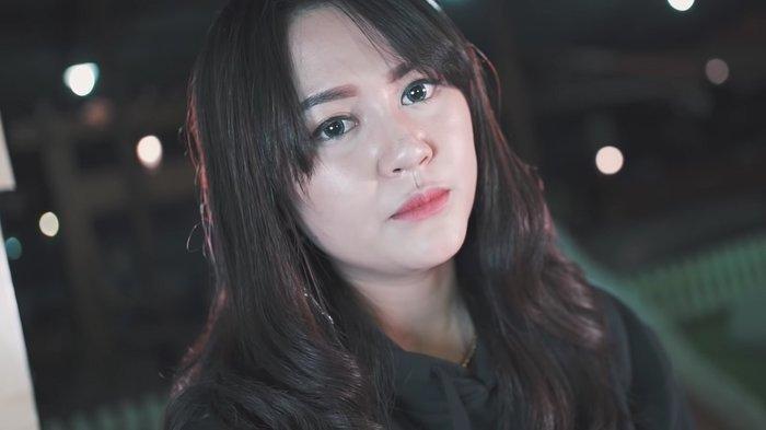 Pesona kecantikan pedangdut Happy Asmara.