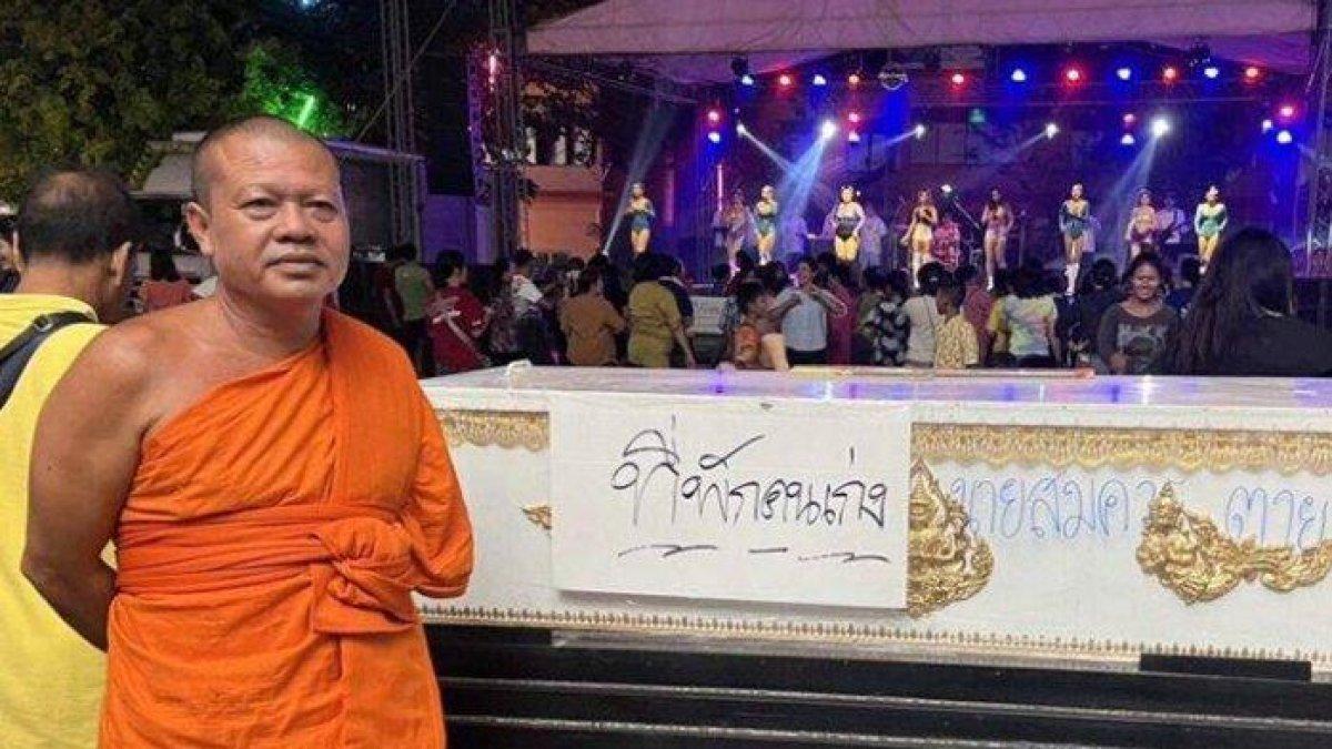 Anggota biara Wat Karuehabodisong di provinsi Kamphaeng Phet, Thailand menaruh peti mati untuk meredakan kericuhan saat konser