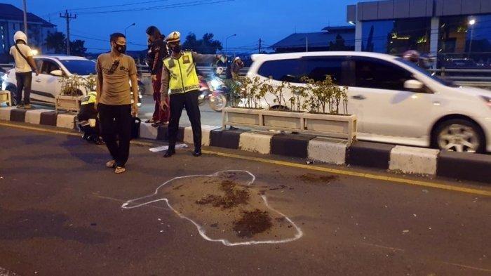 Petugas kepolisian cek lokasi kecelakaan maut di Flyover Jatingaleh Semarang, Minggu (20/2/2022) petang.