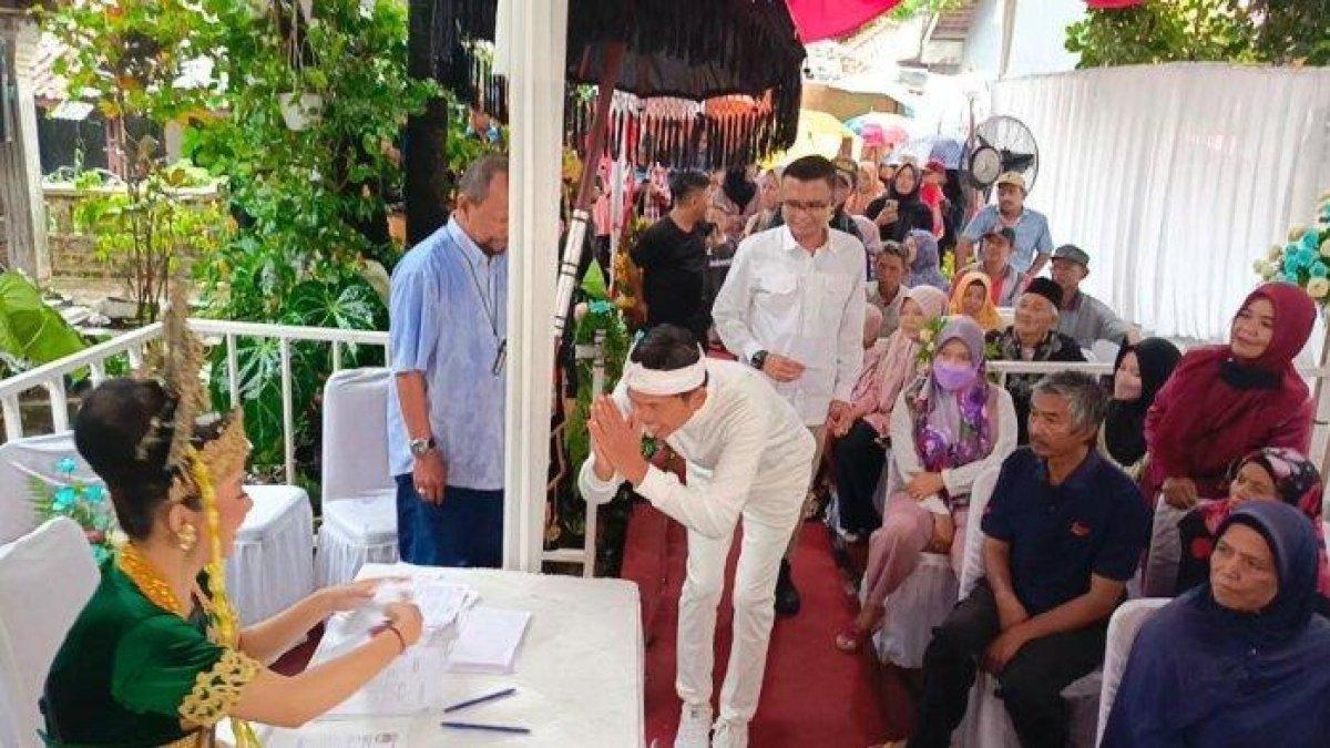 Mantan Bupati Purwakarta, Dedi Mulyadi saat menghadiri TPS 007 Sawah Kulon Purwakarta untuk menggunakan hak pilihnya di Pemilu 2024, Rabu (14/2/2024).