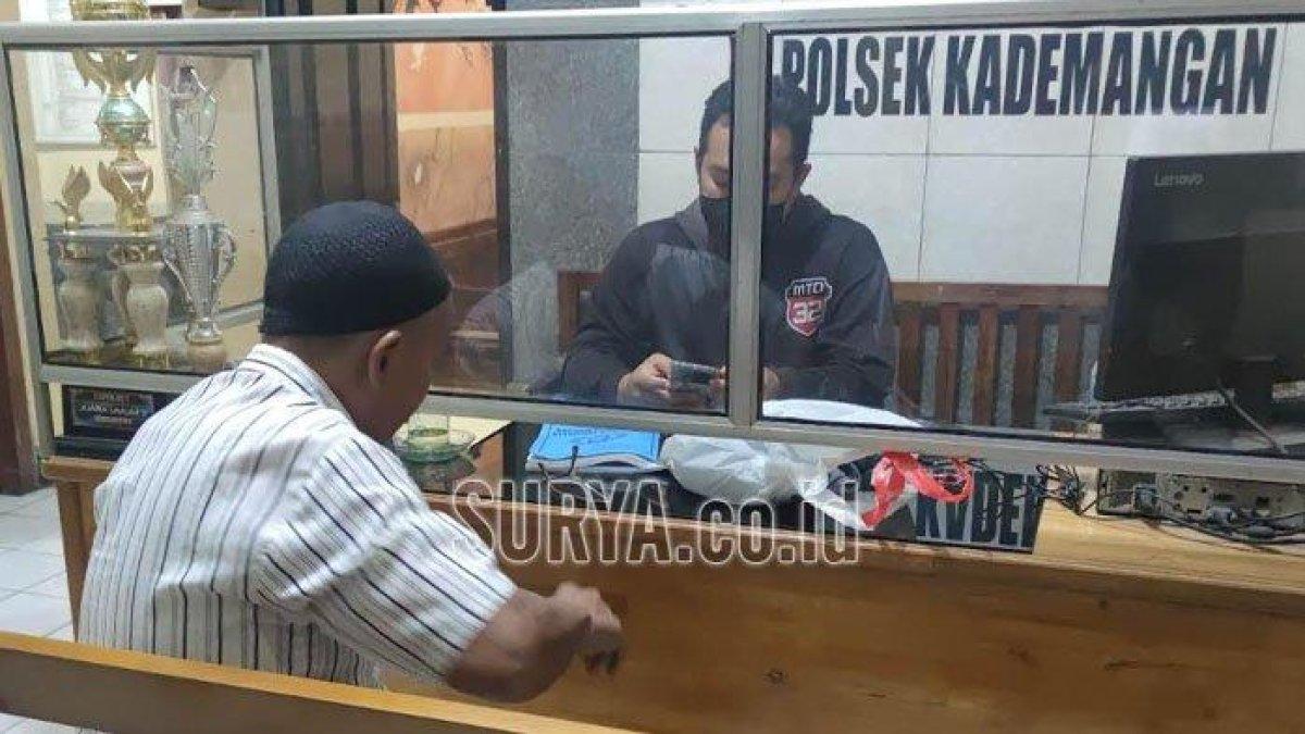 Petugas Polsek Kademangan tengah memintai keterangan sopir taksi online, Agus Susanto (63) warga Kecamatan Tanggulangin, Kabupaten Sidoarjo, yang jadi korban aksi begal, Jumat (21/7/2023).