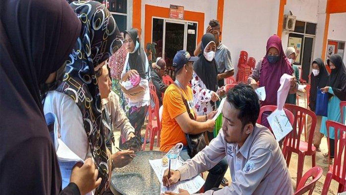Petugas PT Pos Indonesia sedang melakukan pendataan kepada KPM.