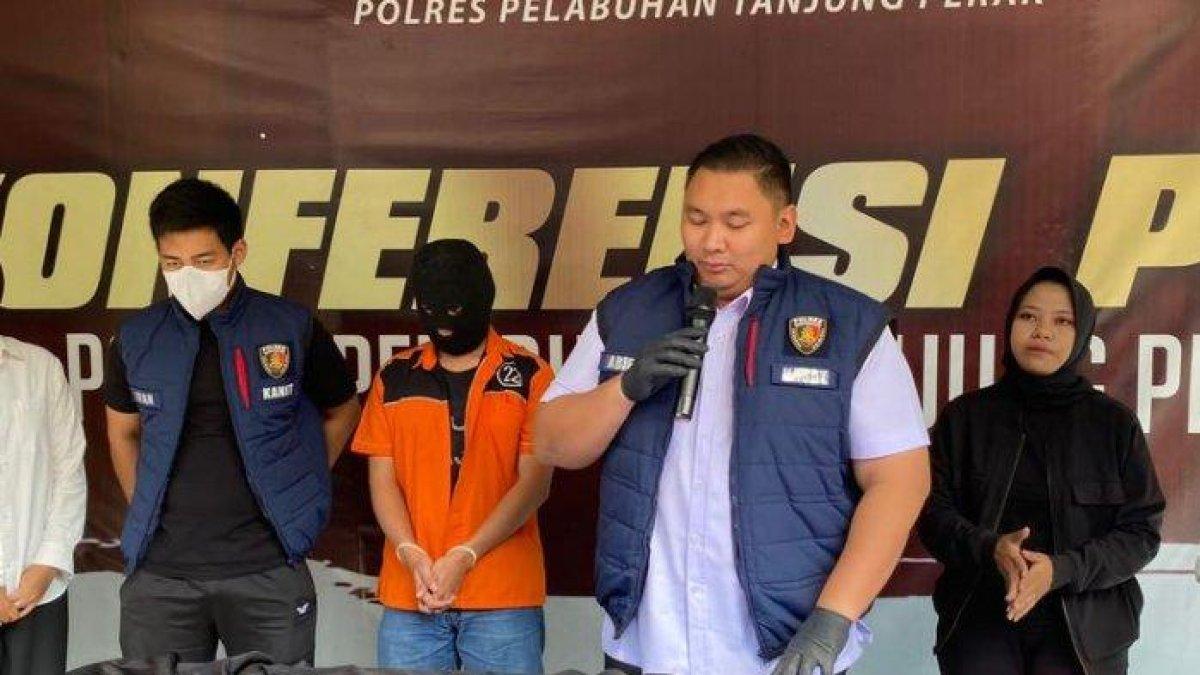 PH, pelaku penjual pacarnya sendiri saat berada di Mapolres Pelabuhan Tanjung Perak Surabaya.