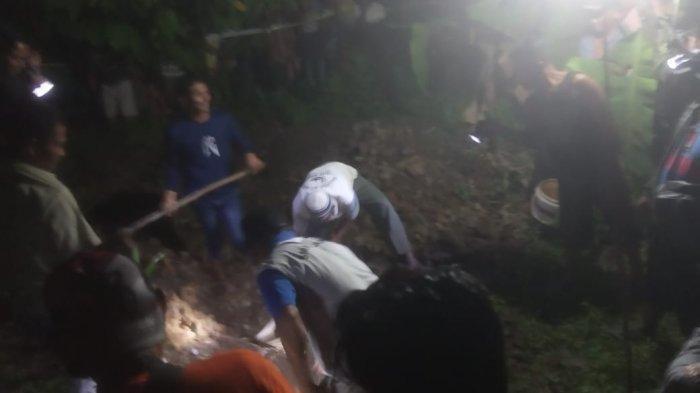 Pihak Kepolisian bersama dengan masyarakat membongkar kuburan sopir travel yang telah dibunuh beberapa tahun lalu.