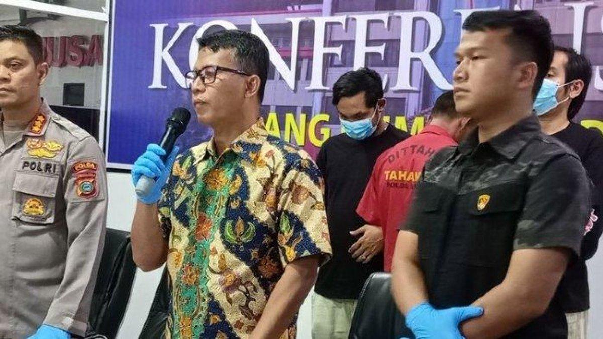 Pihak Kepolisian Polda Sumut saat memaparkan perampokan terhadap ibu rumah tangga di Binjai pada Selasa (4/2/2023) sore. Perampokan dilatarbelakangi utang.