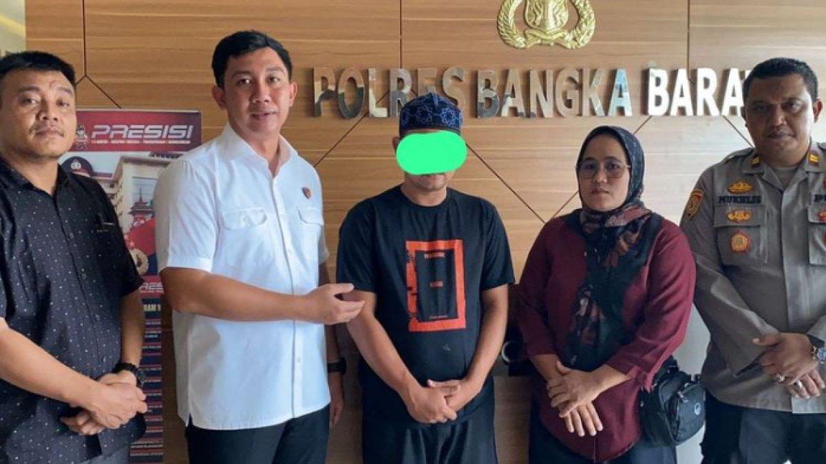 Polisi mengamankan HA pengambil BBM yang mengaku anggota Krimsus di Bangka Barat, Kamis (27/7/2023)