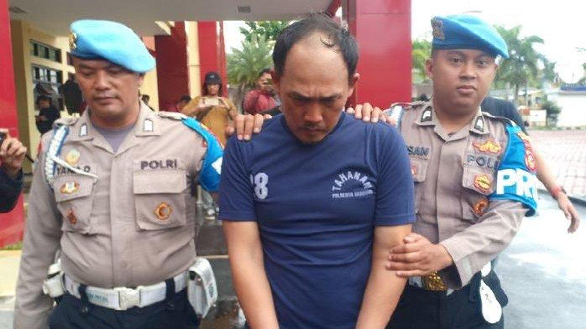 Polisi menggiring ID yang merupakan pembunuh istrinya sendiri di Mapolresta Bandung, Jumat (7/7/2023).