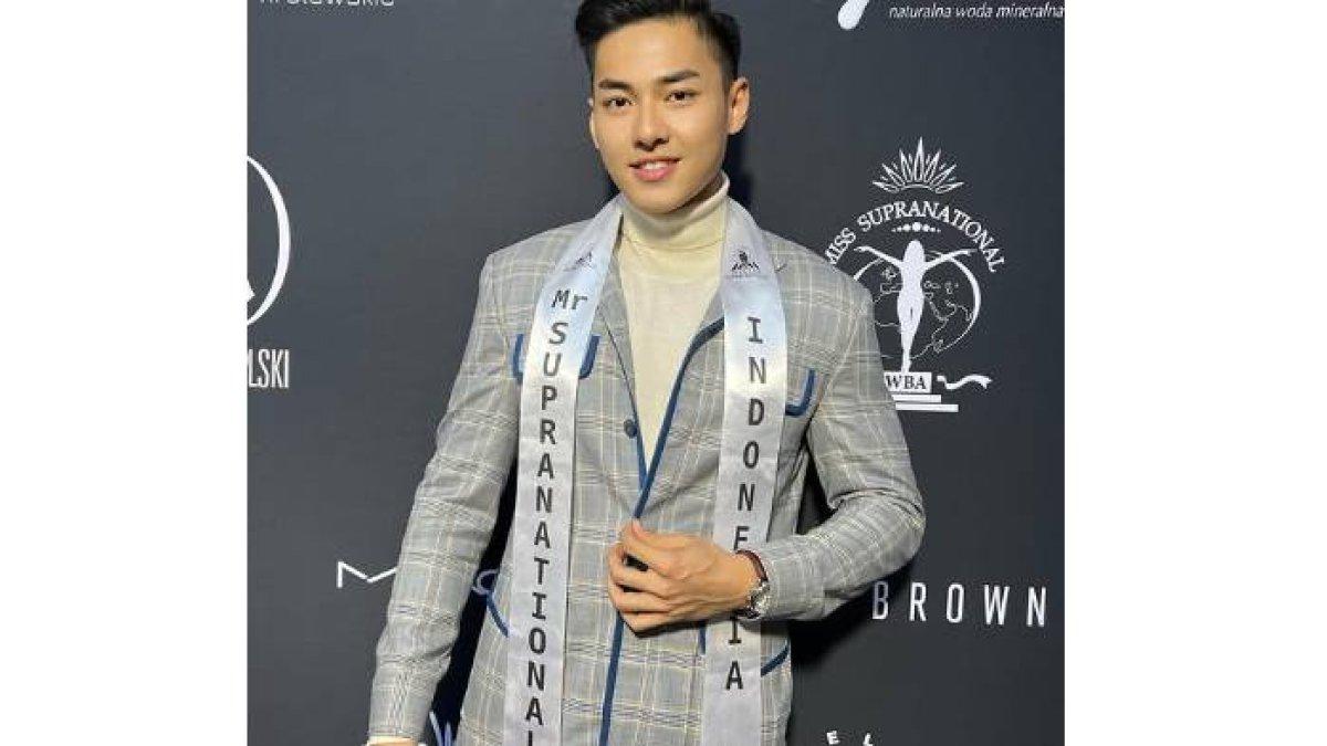potret Matthew Gilbert saat bergaya dengan jas