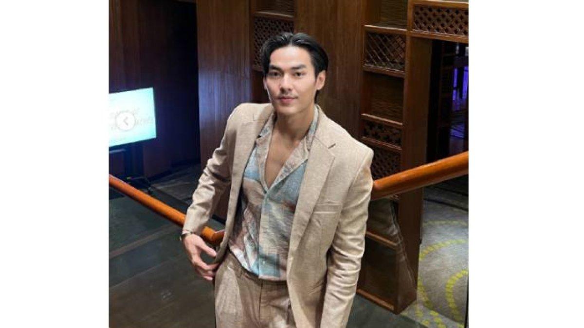 potret Matthew Gilbert saat bergaya dengan jas
