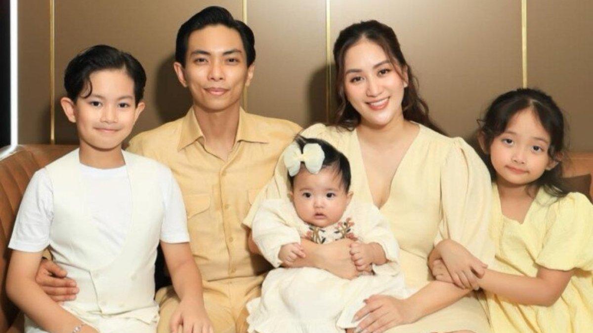 Potret keluarga Khánh Thi dan Phan Hien.