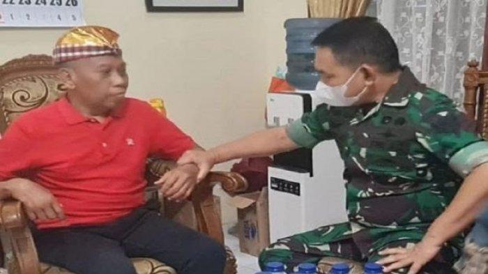 Potret kondisi fisik Tukul Arwana saat dijenguk Kepala Staf Angkatan Darat (KSAD) Jenderal TNI Dudung Abdurachman. Wajah Jenakanya Hilang dari Layar Kaca usai Alami Pendarahan Otak, Pelawak Kondang Ini Ternyata Ditangani Langsung oleh Dokter Terawan, Begini Kabarnya Usai Suntik Vaksin Nusantara.