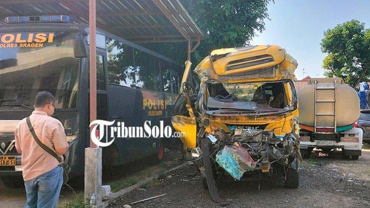 Potret mobil elf yang ringsek bagian depannya usai terlibat kecelakaan di Jalan Tol Solo-Ngawi, Kamis (6/7/2023).