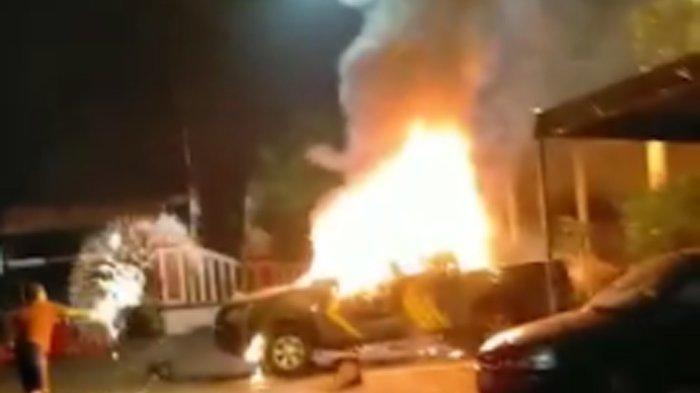 Potret mobil Polsek Ciracas dalam kondisi terbakar seusai diserang ratusan orang tak dikenal.