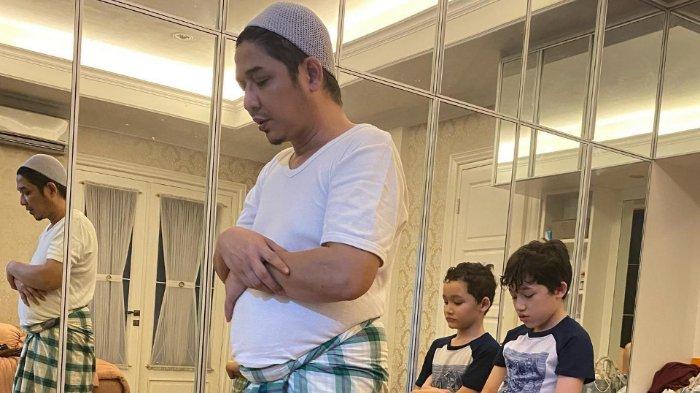 Potret Pasha Ungu saat menjalankan shalat di rumahnya.