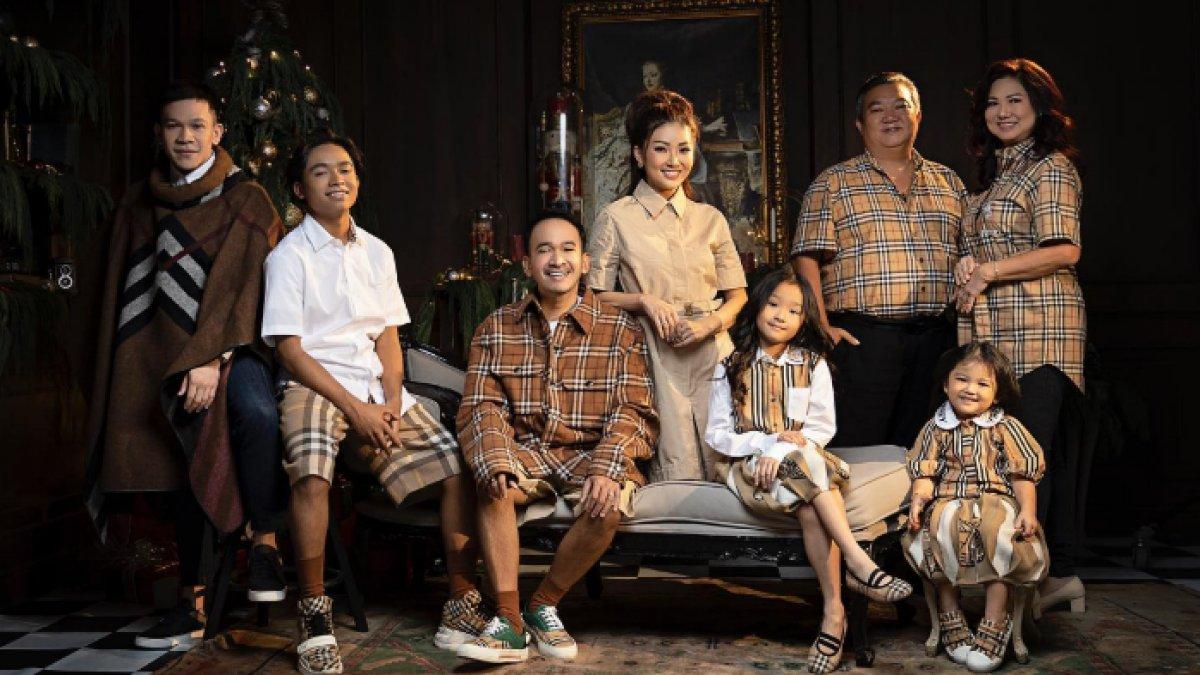 Potret perayaan Natal keluarga Ruben Onsu dan Sarwendah.