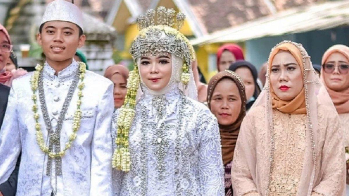 Potret pernikahan Norma Risma dengan Rozy dan didampingi oleh Rihanah.