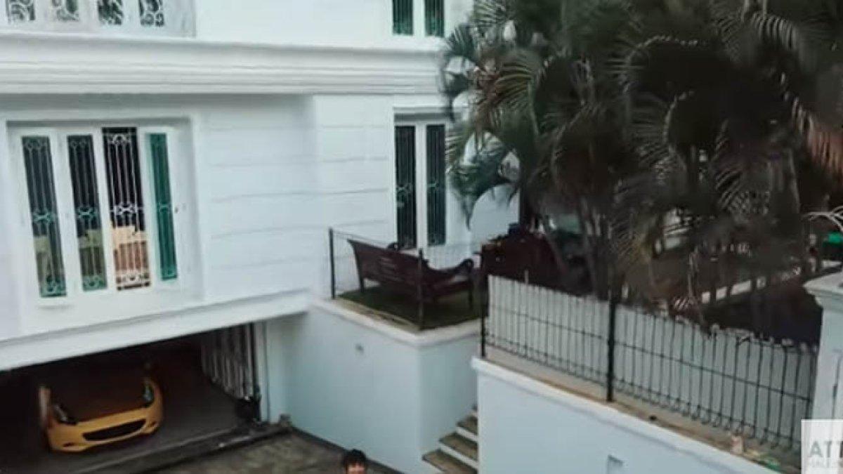 Potret rumah mewah Rian D'Masiv dari depan.