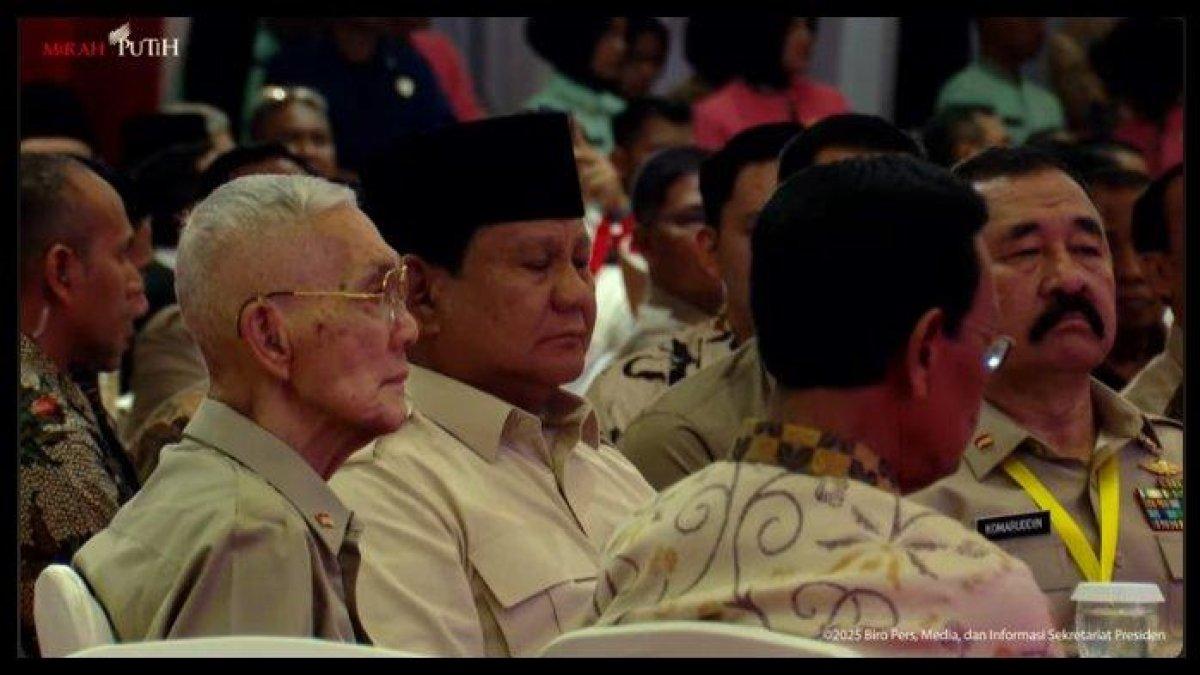 PRABOWO DI SEBELAH TRY SUTRISNO - Presiden RI Prabowo Subianto duduk berdekatan dengan Wakil Presiden RI ke-6 Try Sutrisno dalam acara Halal Bihalal Purnawirawan TNI AD di Balai Kartini, Jakarta, Selasa (6/5/2025). Hal ini pun menjadi sorotan di tengah ramainya usulan para purnawirawan TNI tentang pemakzulan Gibran Rakabuming Raka dari kursi Wakil Presiden RI.