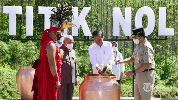 Presiden Joko Widodo menggelar seremoni ritual Kendi Nusantara di titik nol Ibu Kota Negara (IKN) Nusantara di Kecamatan Sepaku, Penajam Paser Utara, Kalimantan Timur, Senin (14/3/2022). Ritual tersebut mengumpulkan 34 tanah dan air yang dibawa gubernur se-Indonesia. Inilah sumber tanah dan air yang dibawa para gubernur ke IKN Nusantara. Anies bawa tanah dari Kampung Akuarium, Ganjar dari Gunung Tidar.