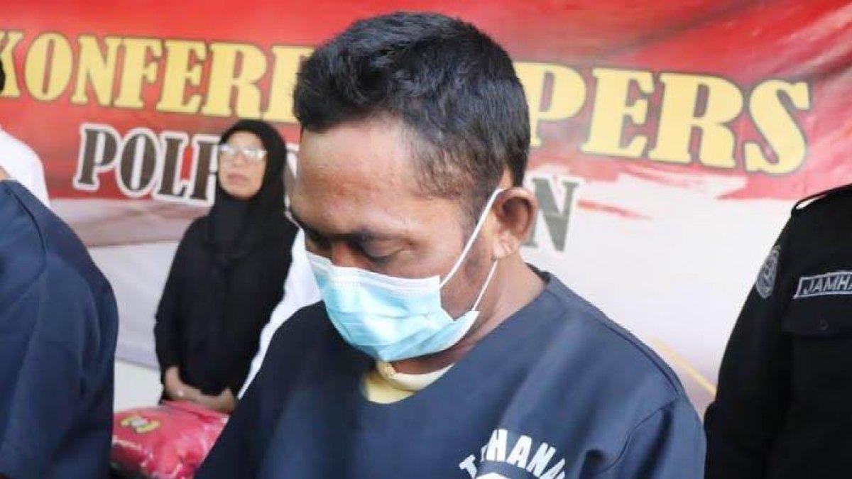 Sosok AY (45), pria asal Gresik yang mengaku sebagai anggota intel dan perdaya ibu muda di Tuban.
