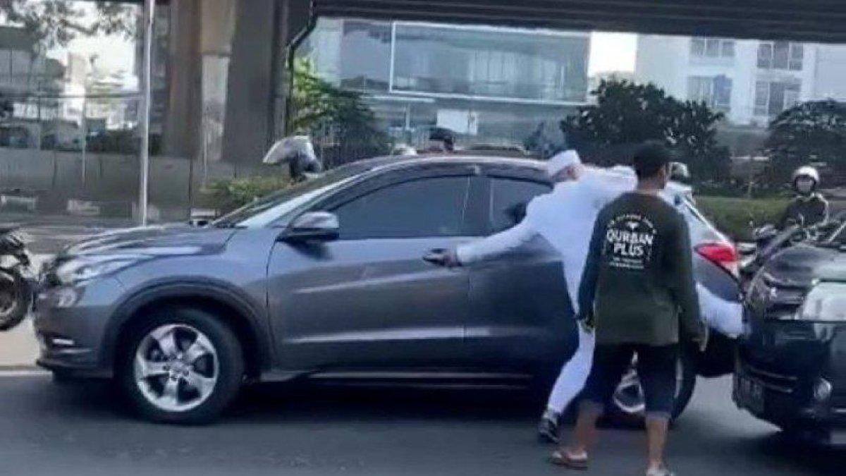 Pria berbusana pengantin mendadak ngamuk, menendang mobil dan sopir pengendara lain di Jakarta Selatan