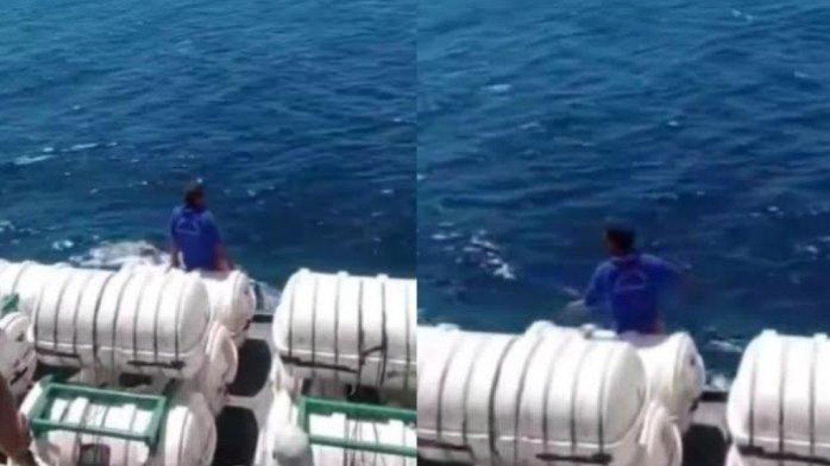 Seorang pria paruh baya nekat lompat ke laut dari atas kapal KM Labobar yang tengah dalam perjalanan dari Bau-bau menuju Namlea, Sabtu (29/07/2023).