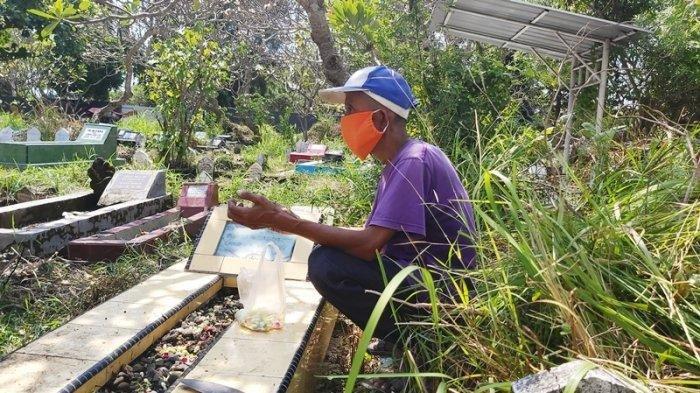 Pria Tua Ini Tetap Datangi dan Bersihkan Makam Atasannya