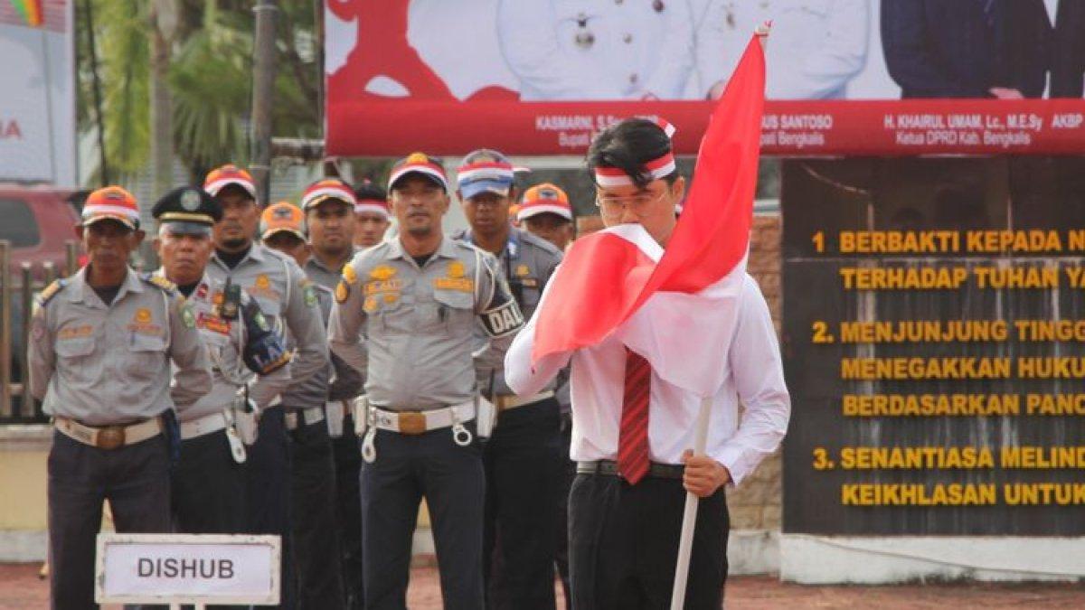 pria yang memasangkan Bendera Merah Putih