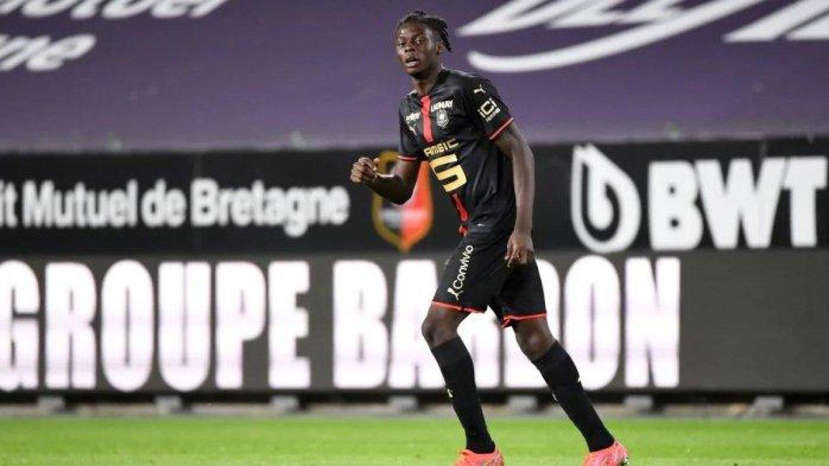 Chelsea dikabarkan sudah menyetujui persyaratan pribadi dengan gelandang bertahan Rennes, Lesley Ugochukwu.