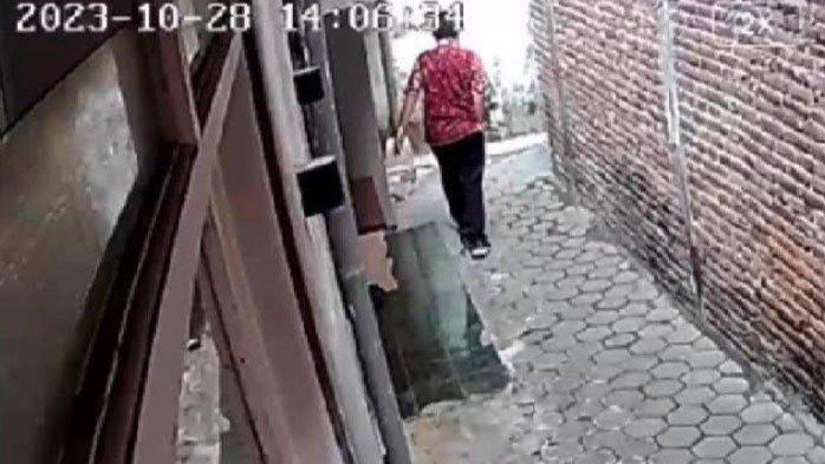 Rekaman kamera CCTV saat pelaku penipuan berkedok vaksin berhadiah, pelaku laki-laki meninggalkan rumah korban dengan alasan akan mengambil hadiah televisinya di Malang.