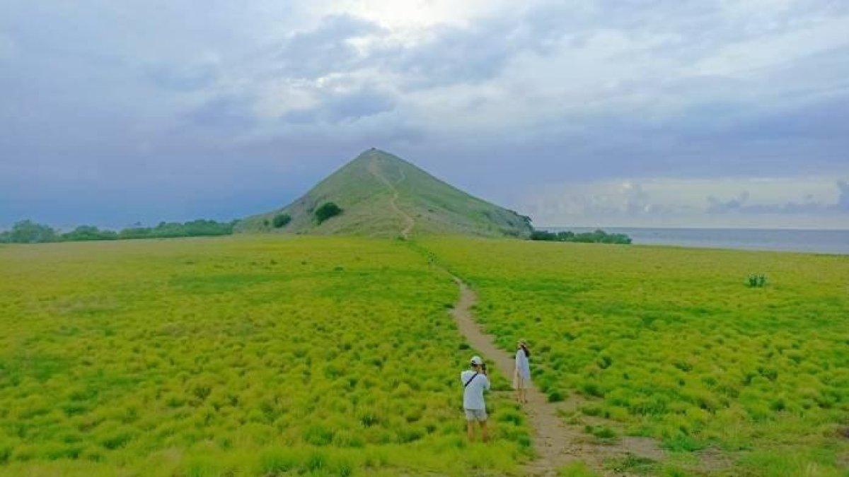 Tampak wisatawan sedang menikmati suasana di hamparan savana Pulau Kenawa, Sumbawa, NTB