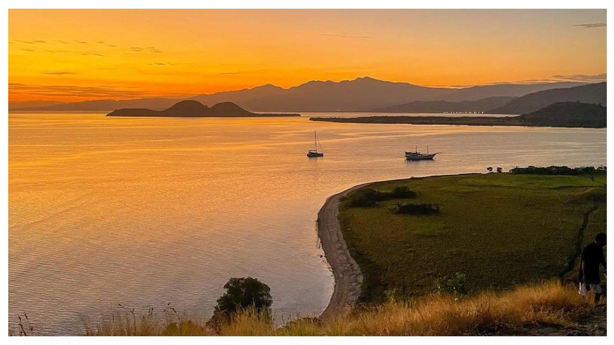 Suasana sunset di Pulau Kenawa.