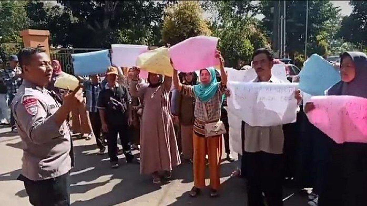 Puluhan Orang tua Siswa menggeruduk SMAN 1 Kalijati
