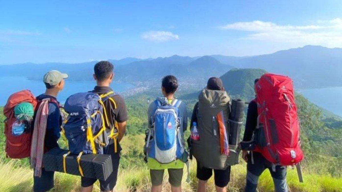 Pengunjung destinasi Bukit Roja menikmati pemandangan Kota Ende dari puncak bukit.
