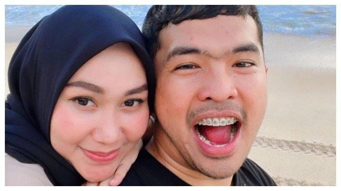 Putra Siregar dan istrinya, Septia Yetri Opani.