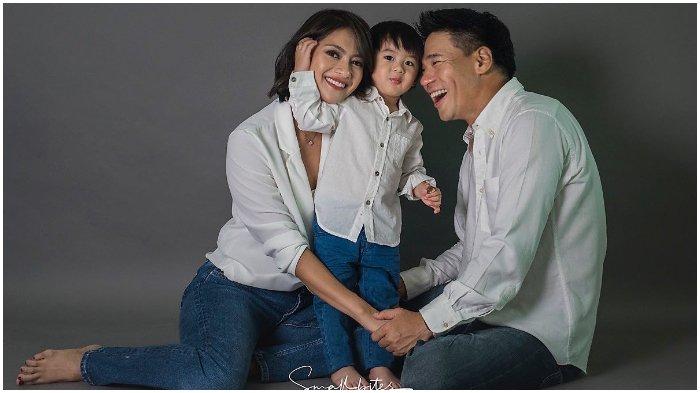 Putra sulung Rini Yulianti dipuji tampan mirip sang ayah