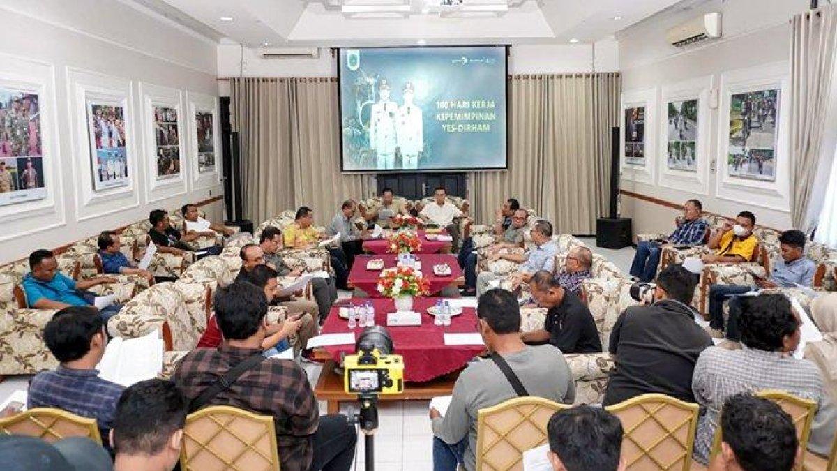 PROGRAM BUPATI LAMONGAN - Dalam semangat 100 hari kerja, Pemerintah Kabupaten Lamongan, Jawa Timur, menetapkan quick wins sebagai langkah strategis awal yang terbagi ke dalam tiga fokus utama yaitu pertumbuhan ekonomi inklusif, pemerataan infrastruktur serta penguatan SDM dan harmonisasi sosial, Sabtu (7/6/2025).