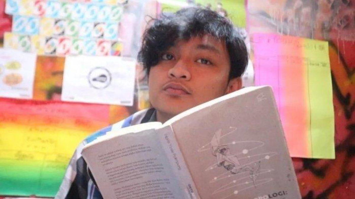 Raffi Azzamy doyan membaca buku