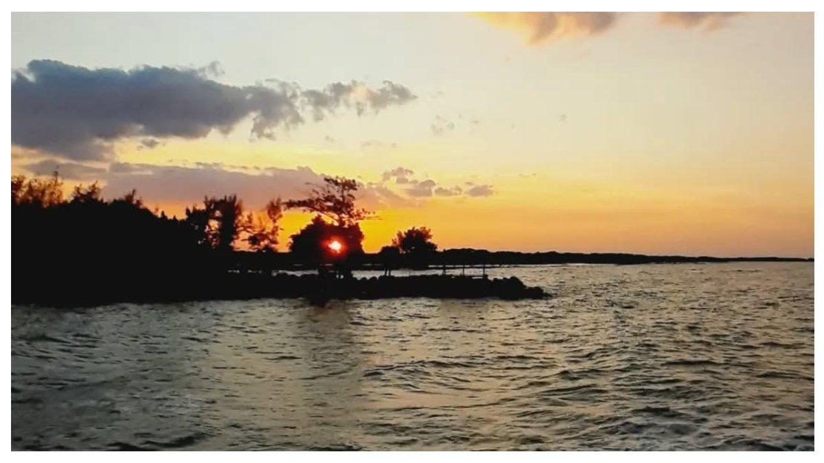 Pemandangan matahari tenggelam di Pantai Randusanga
