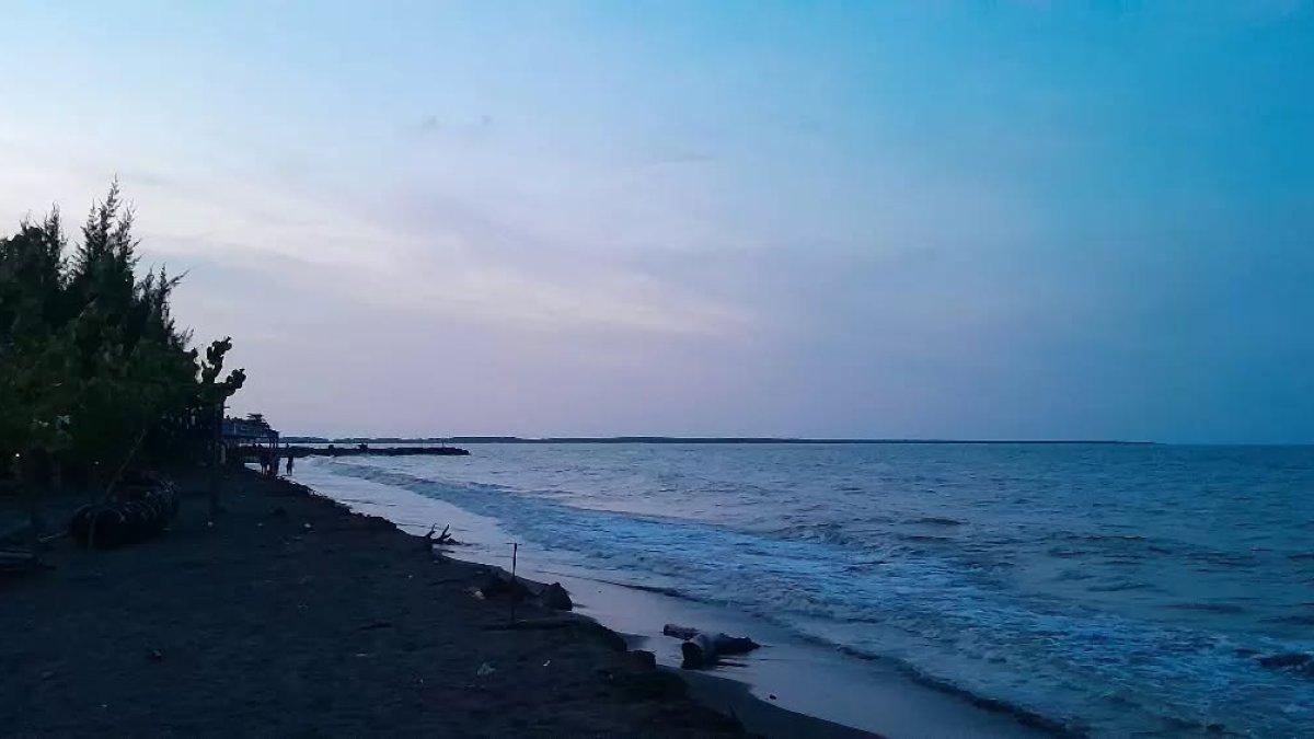 Suasana di Pantai Randusanga