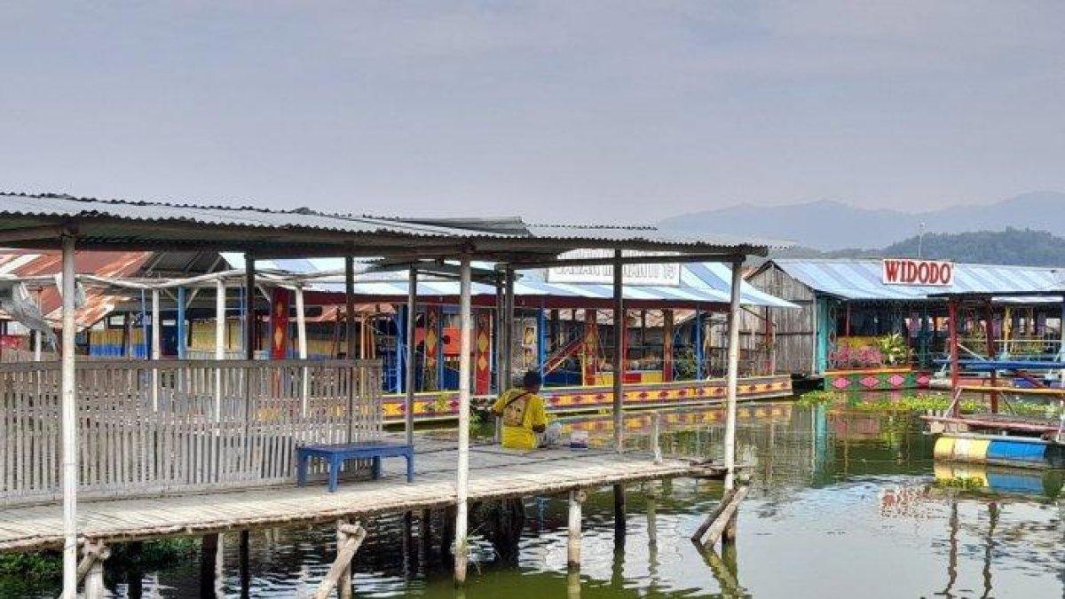 OBYEK WISATA KLATEN: Restoran apung yang ada di Rowo Jombor