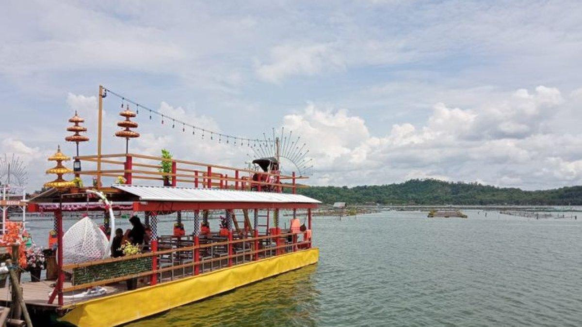 OBYEK WISATA KLATEN: Menaiki wisata perahu dengan pemandangan asri di Rowo Jombor