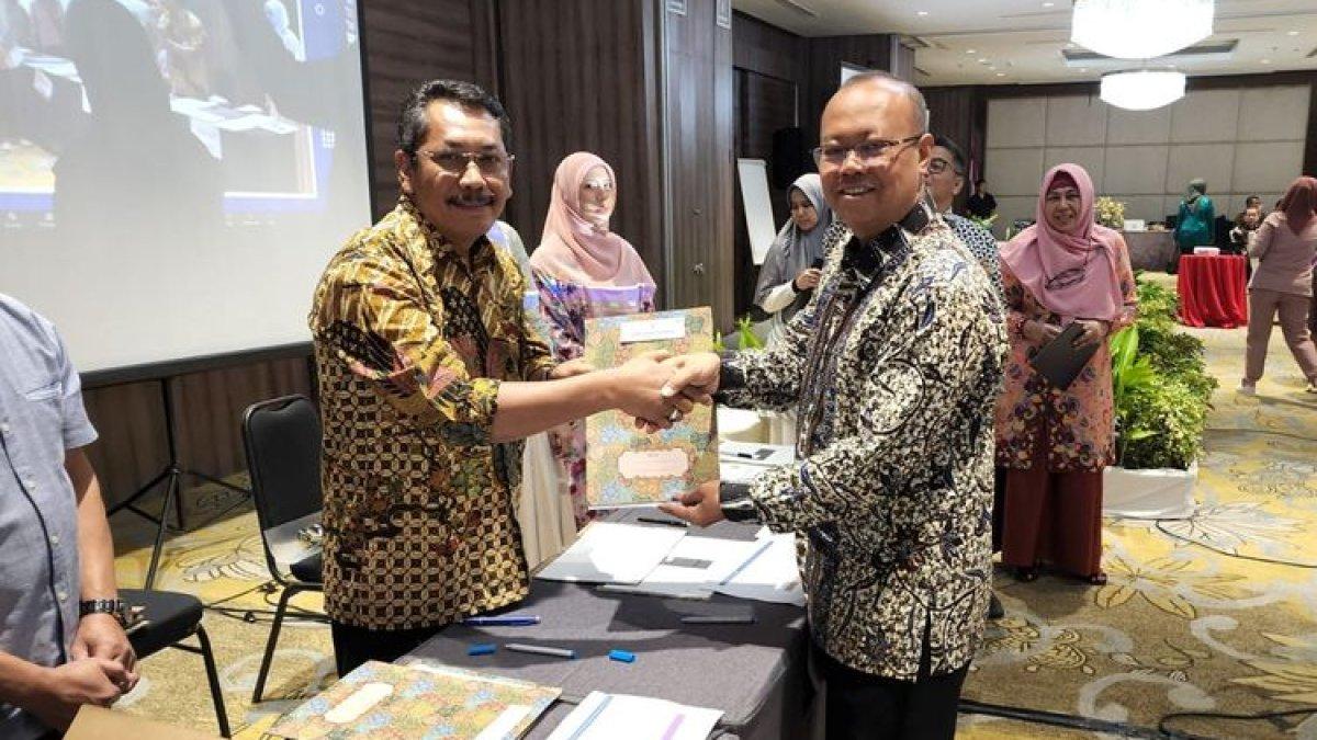 INFO GTK - Rektor UT Prof. Ojat Darojat (kanan) dalam penandatanganan kerja sama dengan Ditjen GTK dan 128 perguruan tinggi penyalur beasiswa Program Pendidikan Profesi Guru (PPG) Dalam Jabatan dilaksanakan pada Jumat, 14 Juli 2023 di Denpasar.