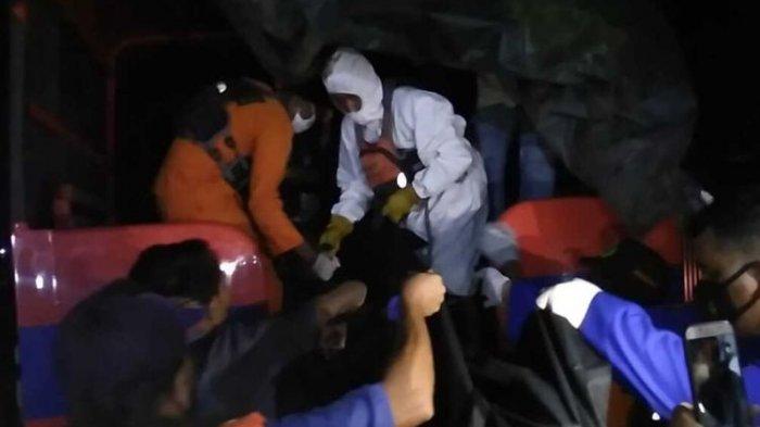 Jenazah T (18) yang nekat melompat ke sungai Musi saat dievakuasi petugas SAR gabungan, Minggu (23/8/2020).