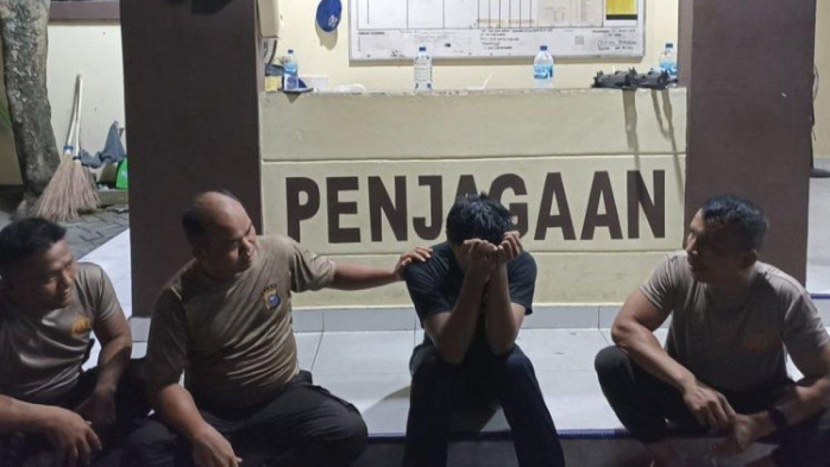 Anggota Ditpolairud Polda Riau saat memberi nasihat kepada remaja yang mencoba melakukan bunuh diri dengan terjun dari atas Jembatan Siak, Kota Pekanbaru, Riau, Rabu (31/1/2024).