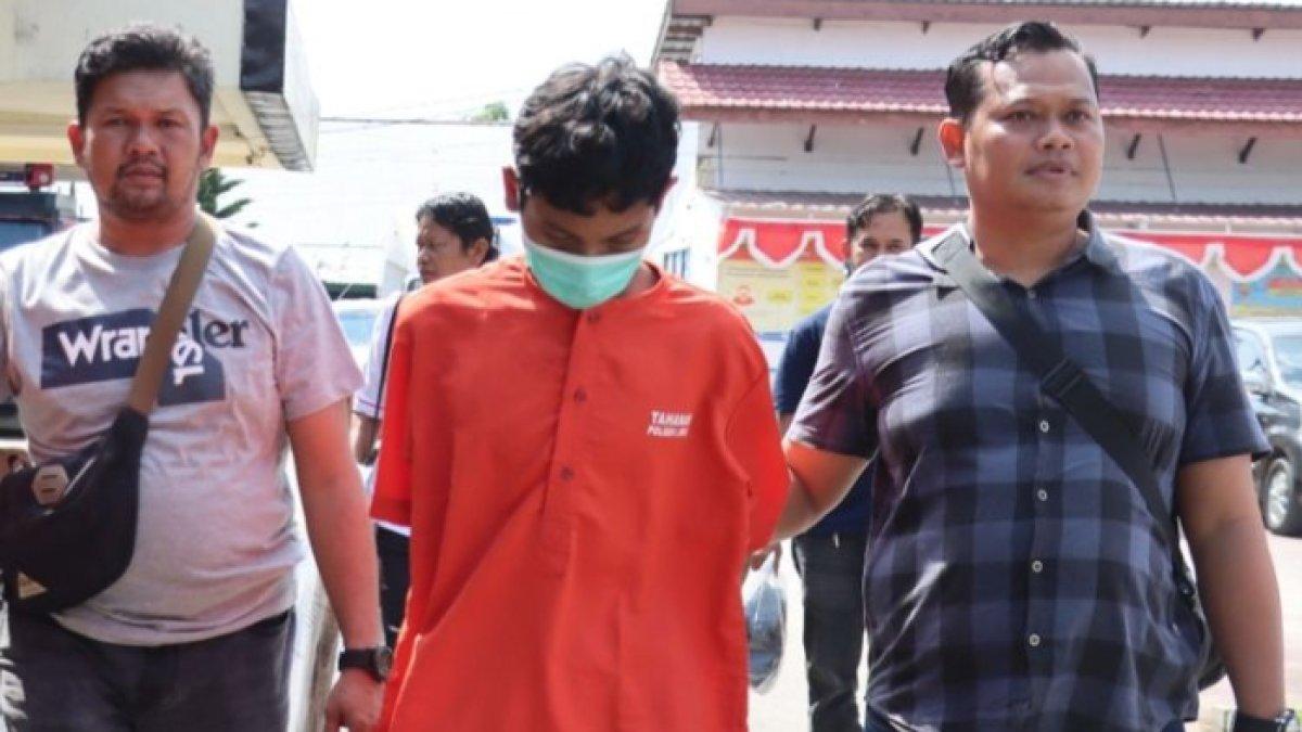 Remaja yang membunuh pacarnya dengan cara diracun saat diamankan di Polres Indragiri Hulu, Riau, Kamis (27/7/2023)